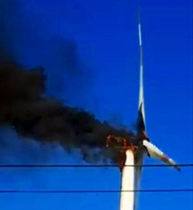 Cháy tuabin trên trụ điện gió tại Bình Thuận ảnh 1