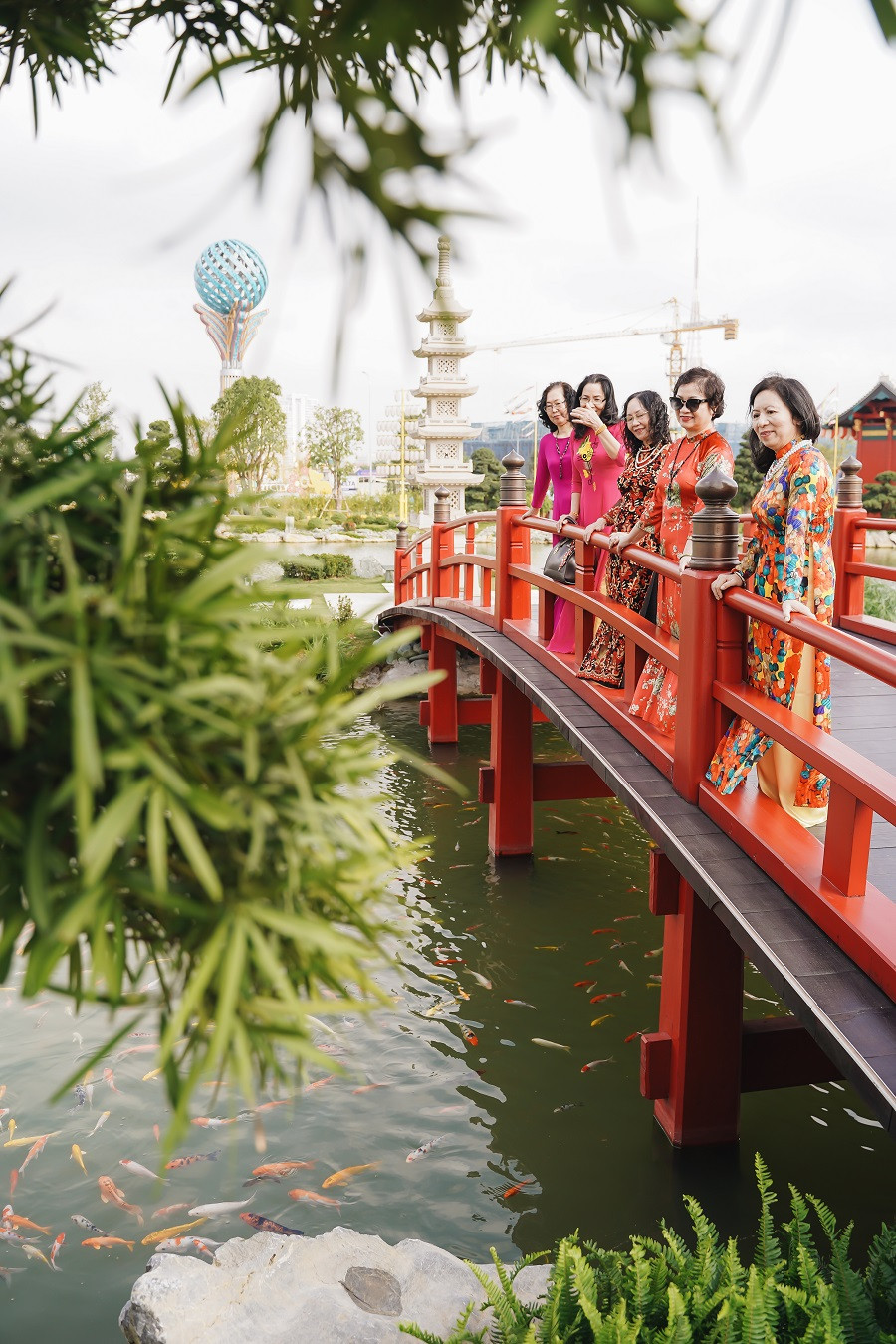 Bộ ảnh áo dài rực rỡ của ‘hội bạn thân U60’ gây sốt ở lễ hội hoa xuân Vinhomes ảnh 5