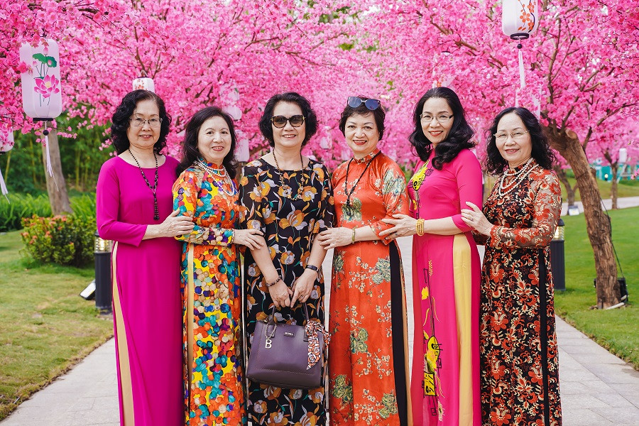 Bộ ảnh áo dài rực rỡ của ‘hội bạn thân U60’ gây sốt ở lễ hội hoa xuân Vinhomes ảnh 1