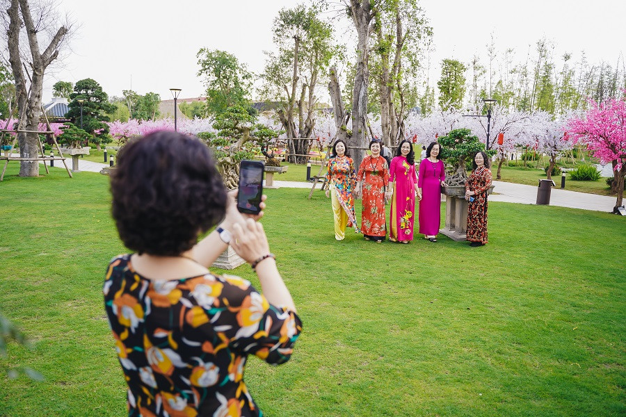 Bộ ảnh áo dài rực rỡ của ‘hội bạn thân U60’ gây sốt ở lễ hội hoa xuân Vinhomes ảnh 6