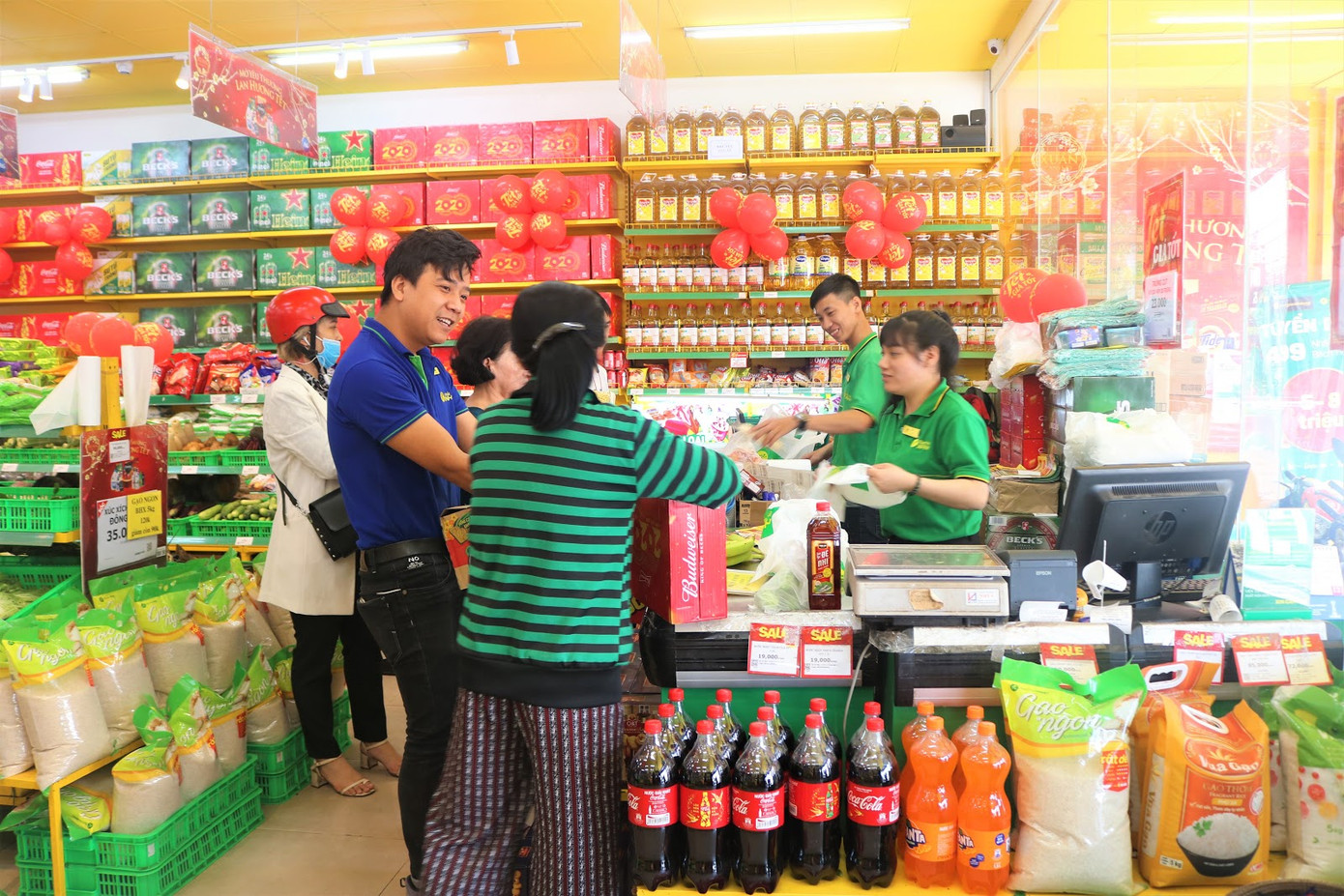 Không phải chợ, đây mới là thiên đường sắm Tết cho các bà nội trợ ảnh 1