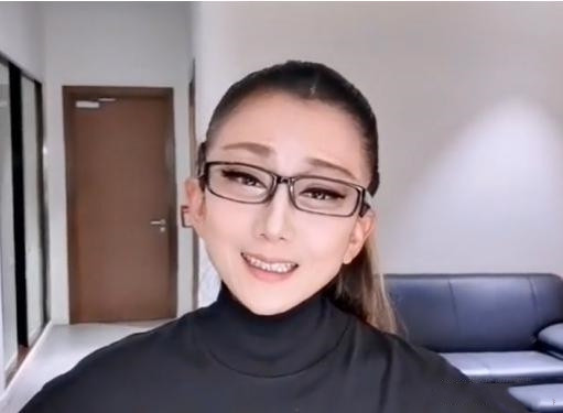 Bỏ ăn cơm 20 năm, minh tinh 61 tuổi khiến fan choáng váng khi trang điểm trông như gái 20 ảnh 3