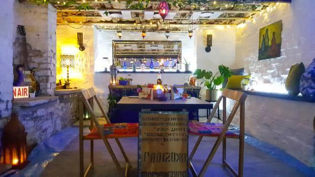 Cặp đôi tranh thủ thời gian cách ly, tự biến nhà xe thành một nhà hàng tuyệt đẹp ảnh 2