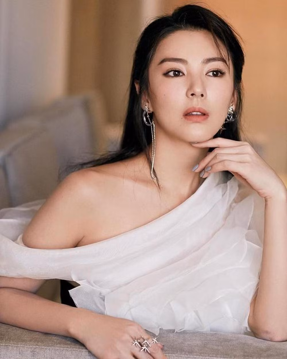 Cuộc đọ sắc giữa Địch Lệ Nhiệt Ba và Trương Vũ Kỳ khiến cư dân mạng cũng khẩu chiến ảnh 9