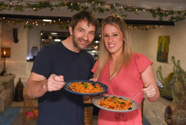 Cặp đôi tranh thủ thời gian cách ly, tự biến nhà xe thành một nhà hàng tuyệt đẹp ảnh 5