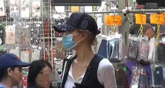 “Nữ thần” sắc đẹp U50: Gia sản tiền tỷ, 30 năm vẫn lái chiếc xe cũ và thích mua đồ vỉa hè ảnh 18