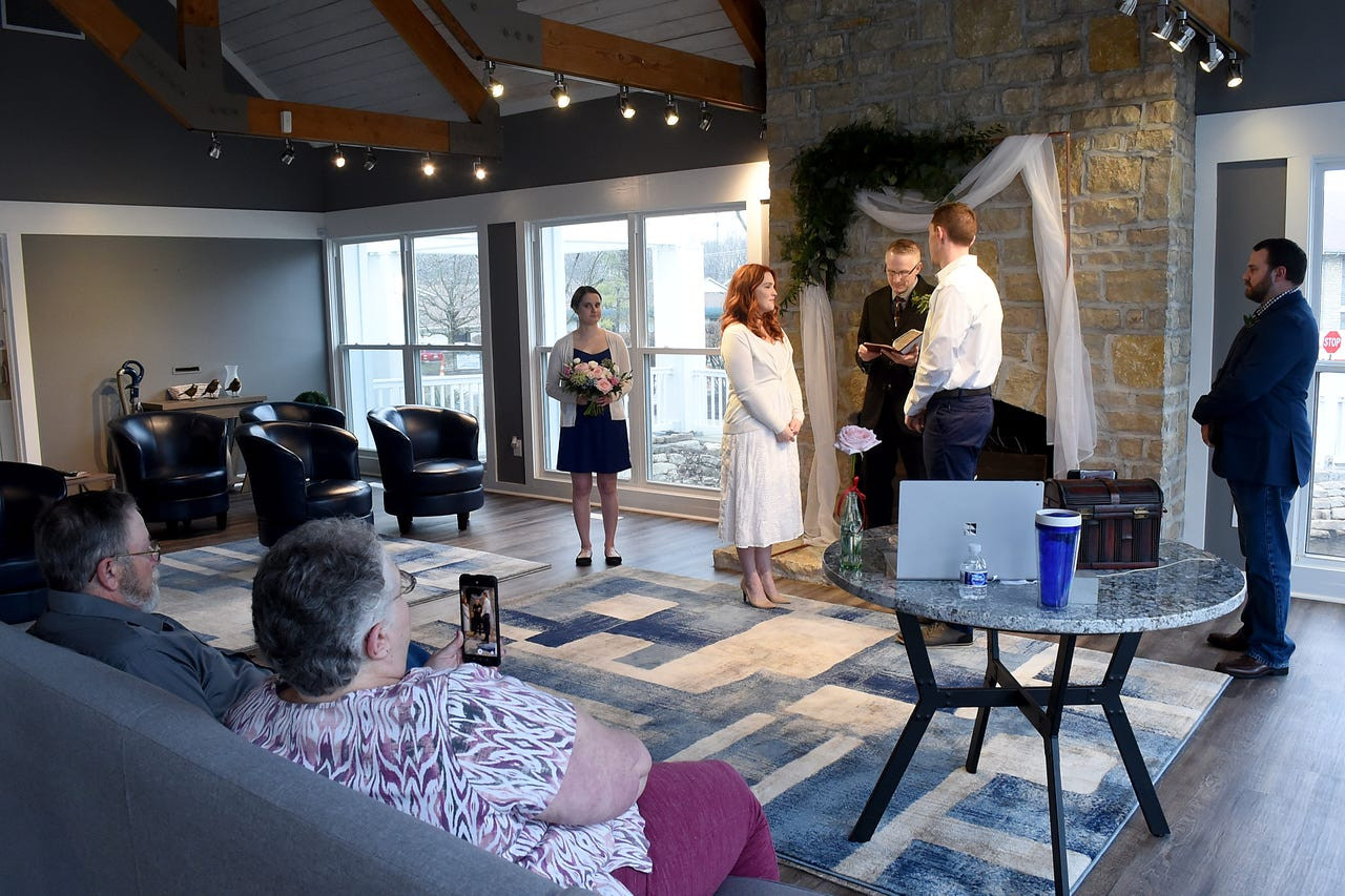 Ngắm nhìn những khoảnh khắc “tình yêu” ấm áp giữa cuộc chiến COVID-19 ảnh 6