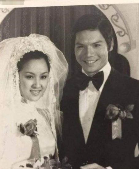 Vào năm 1976, hai người đã kết hôn và sớm sinh được một cô con gái Truyền kỳ người phụ nữ quyền lực nhất showbiz Hồng Kông: 72 tuổi, “sắc đẹp” vẫn đáng nể ảnh 13