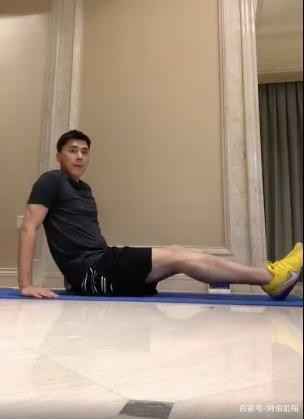  Ở nhà tránh COVID-19, Lí Dịch Phong đọ thử thách gập bụng cùng Cristiano Ronaldo ảnh 3