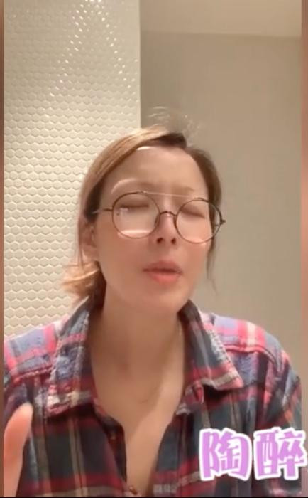 Trịnh Tú Văn say sưa hát ở nhà với "khuôn mặt không lông mày". Trịnh Tú Văn say sưa hát với khuôn mặt “không có lông mày” khiến fan choáng ảnh 1