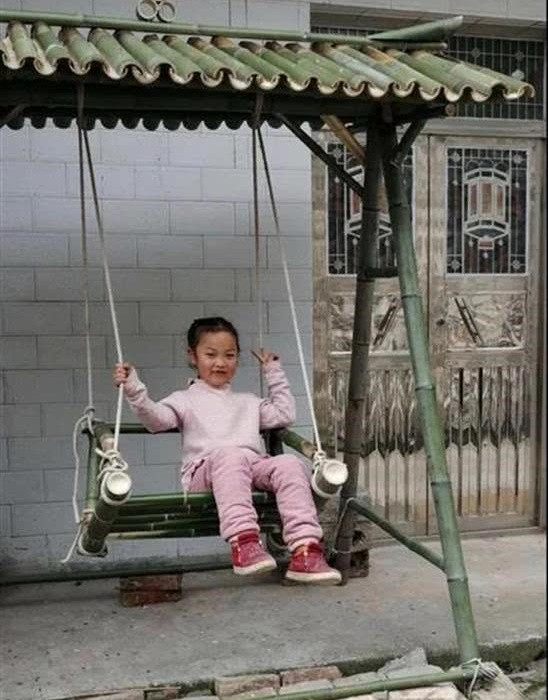 Chiếc xích đu này cũng nhanh chóng trở thành một địa điểm nổi tiếng trong làng và trẻ em đổ xô đến chơi. Một số dân làng đã đến để yêu cầu Lưu Xuyên Ngạc làm một cái cho gia đình mình. Học Youtuber “tiên nữ” triệu view, thầy giáo bỗng chốc “hot” nhất mùa COVID-19 ảnh 3