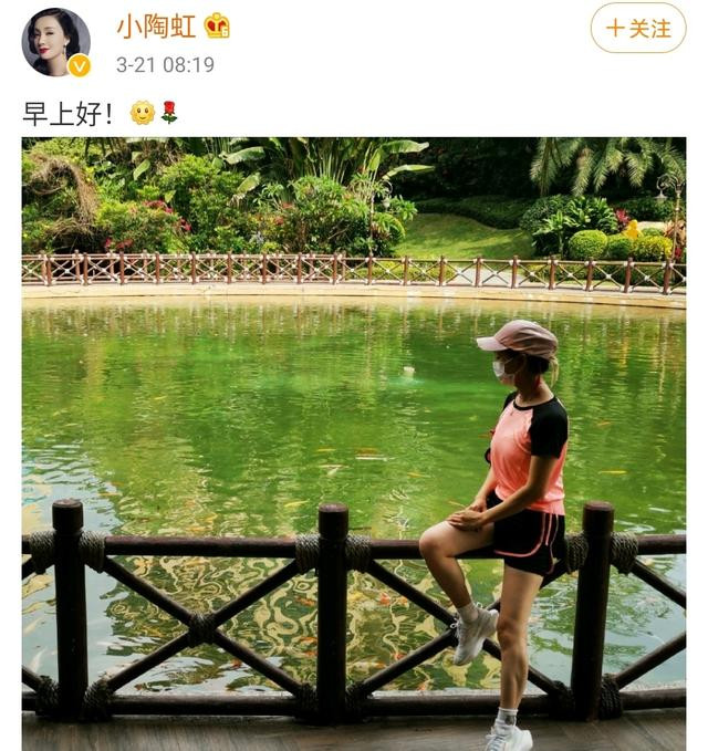 Nữ diễn viên mặc một bộ đồ thể thao màu lòng tôm tươi tắn, kiểu áo cộc tay và quần sooc trẻ trung, mang giày thể thao trắng để chạy bộ. Đào Hồng trẻ trung mang khẩu trang, chia sẻ cách luyện tập thể thao giữa mùa dịch ảnh 1