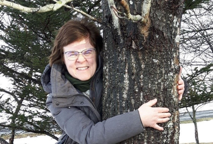 Dân Iceland kêu gọi mỗi ngày ôm cây 5 phút để giải tỏa áp lực cách ly tại nhà ảnh 2