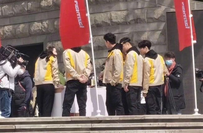 Đặng Luân hội ngộ Địch Lệ Nhiệt Ba trong “Thử thách cực hạn” bất chấp COVID-19 ảnh 1