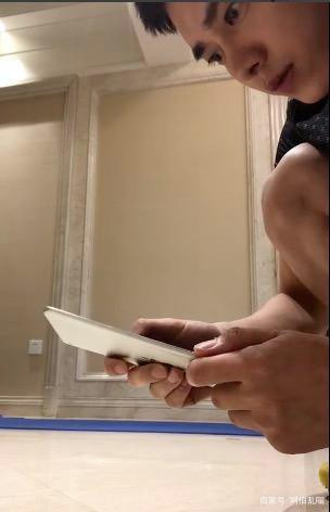  Ở nhà tránh COVID-19, Lí Dịch Phong đọ thử thách gập bụng cùng Cristiano Ronaldo ảnh 1