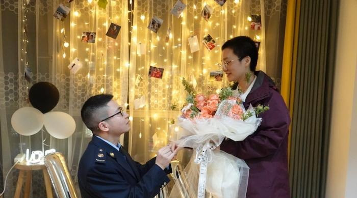 Nữ y tá nhận lời cầu hôn sau khi khải hoàn trở về, hẹn quay lại Vũ Hán đón trăng mật ảnh 1