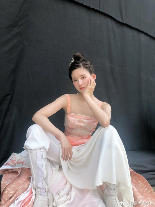 Phạm Thừa Thừa đỏ mặt khi nhắc đến Nghê Ni; dàn sao đẹp “choáng ngợp” Tencent Video Award ảnh 8