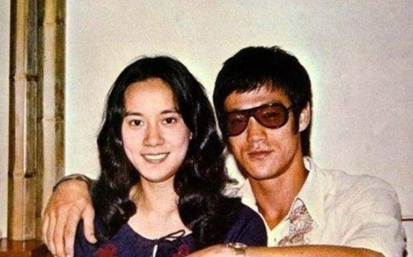 Lý Tiểu Long đột nhiên qua đời khi còn rất trẻ và cái chết của ông luôn trở thành một dấu chấm hỏi khi chết ở trên giường của Đinh Bội. Truyền kỳ người phụ nữ quyền lực nhất showbiz Hồng Kông: 72 tuổi, “sắc đẹp” vẫn đáng nể ảnh 9