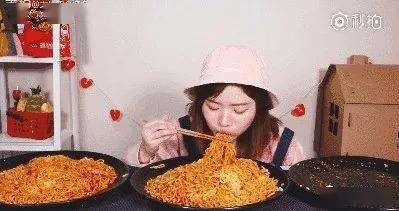 Phía sau những đoạn clip này, liệu người tham gia thử thách có thật sự hoàn thành thử thách không? Hay họ đã sử dụng kỹ xảo, tiểu xảo để gia tăng phần hấp dẫn cho sản phẩm của mình? Livestream trào lưu thử thách ăn uống, chàng trai 30 tuổi đột tử khi đang ghi hình ảnh 8