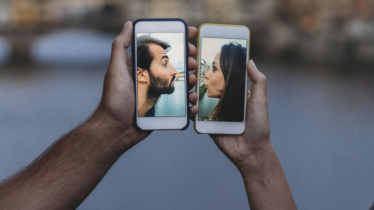 Ngắm nhìn những khoảnh khắc “tình yêu” ấm áp giữa cuộc chiến COVID-19 ảnh 3