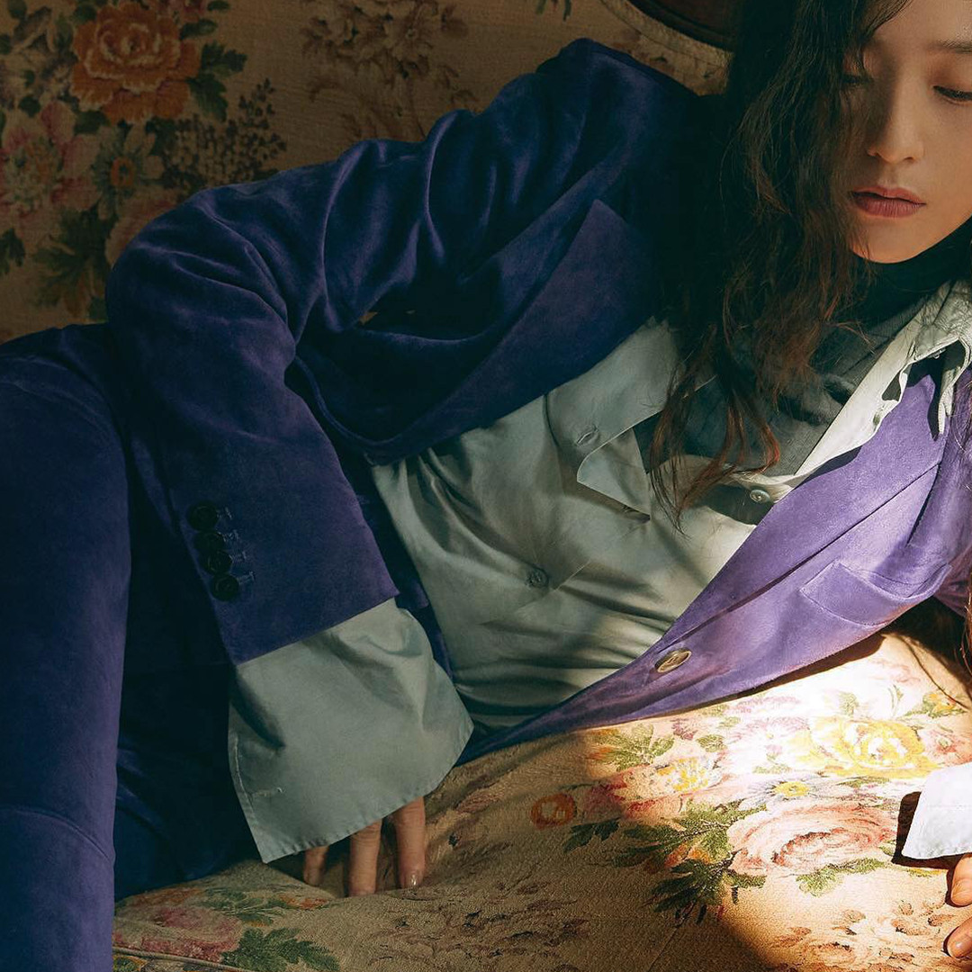 “Mãn nhãn” với sự xuất hiện “đỉnh cao thần thái” của Idol K-pop trong sắc tím “hot hit“ ảnh 2