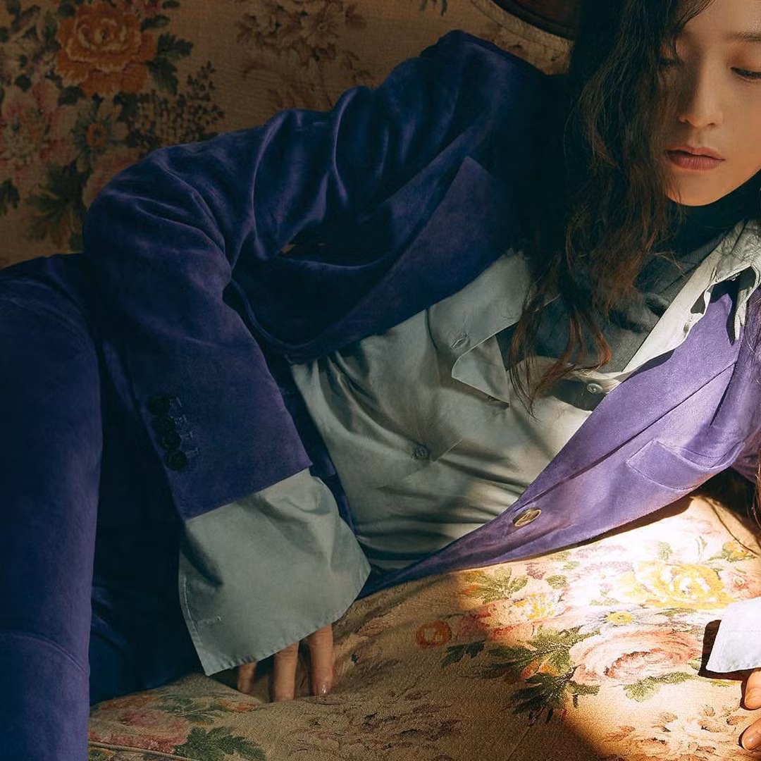 “Mãn nhãn” với sự xuất hiện “đỉnh cao thần thái” của Idol K-pop trong sắc tím “hot hit“ ảnh 2