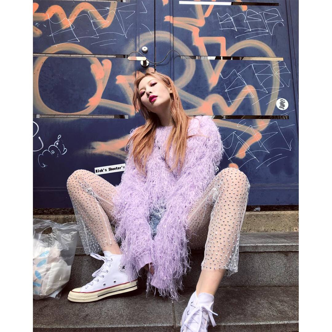 “Mãn nhãn” với sự xuất hiện “đỉnh cao thần thái” của Idol K-pop trong sắc tím “hot hit“ ảnh 1