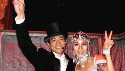 Vũ công của Lưu Đức Hoa là ai mà các nghệ sĩ khác trả thêm tiền cũng không mời được ảnh 3