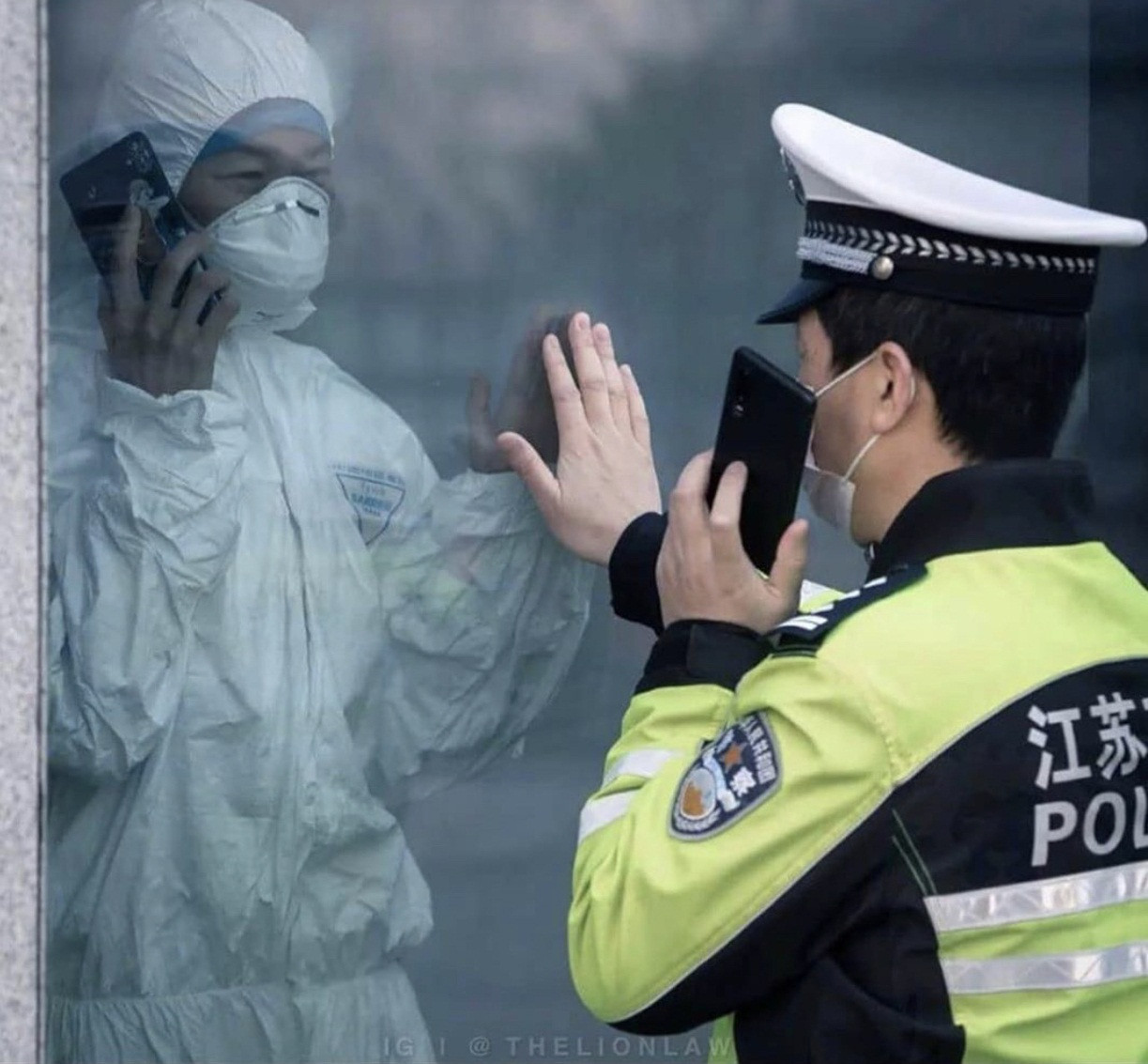 Ngắm nhìn những khoảnh khắc “tình yêu” ấm áp giữa cuộc chiến COVID-19 ảnh 2