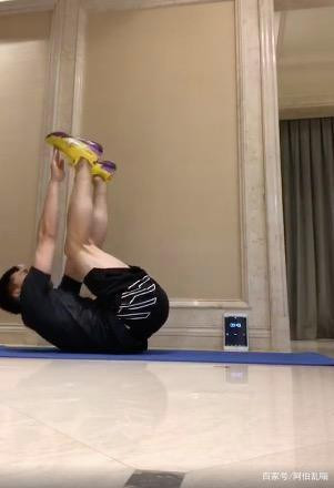  Ở nhà tránh COVID-19, Lí Dịch Phong đọ thử thách gập bụng cùng Cristiano Ronaldo ảnh 4