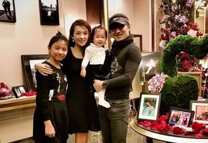 Chương Tử Di: Mối tình đầu 7 năm sâu đậm, nhưng chú rể lại bạc mệnh mất sớm ảnh 11