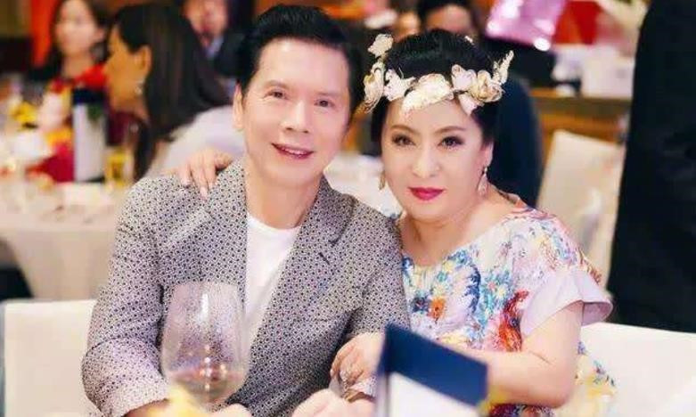 Vì tự cảm thấy bản thân đã phụ bạc Đinh Bội, nên Hướng Hoa Cường tự cảm thấy hổ thẹn và quyết định vẫ tiếp tục bao nuôi vợ cũ. Truyền kỳ người phụ nữ quyền lực nhất showbiz Hồng Kông: 72 tuổi, “sắc đẹp” vẫn đáng nể ảnh 14