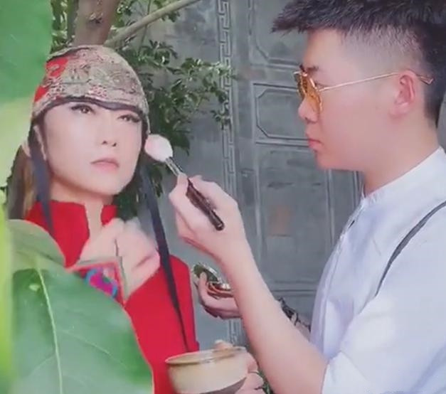 Bỏ ăn cơm 20 năm, minh tinh 61 tuổi khiến fan choáng váng khi trang điểm trông như gái 20 ảnh 2