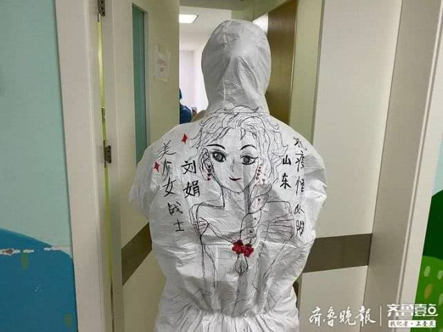 [Độc] Bí ẩn những hình vẽ đặc biệt trên quần áo bảo hộ của nhân viên y tế Vũ Hán ảnh 1