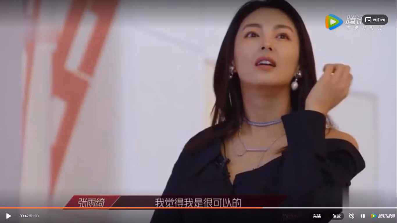 Cuộc đọ sắc giữa Địch Lệ Nhiệt Ba và Trương Vũ Kỳ khiến cư dân mạng cũng khẩu chiến ảnh 4