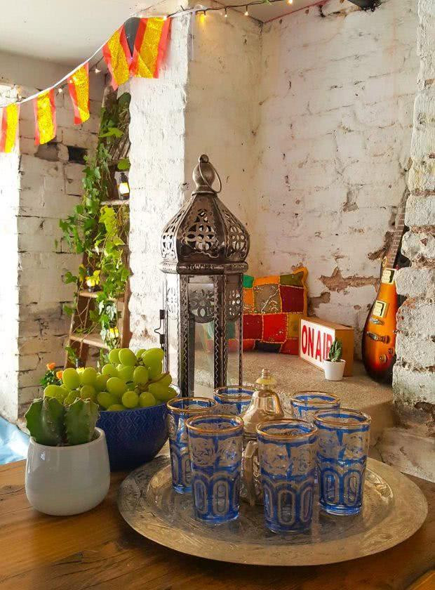 Cặp đôi tranh thủ thời gian cách ly, tự biến nhà xe thành một nhà hàng tuyệt đẹp ảnh 4