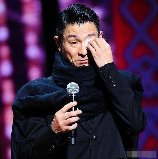 “Thiên vương độc tôn 37 năm” trong làng giải trí Hoa ngữ còn là bậc thầy thư pháp ảnh 1