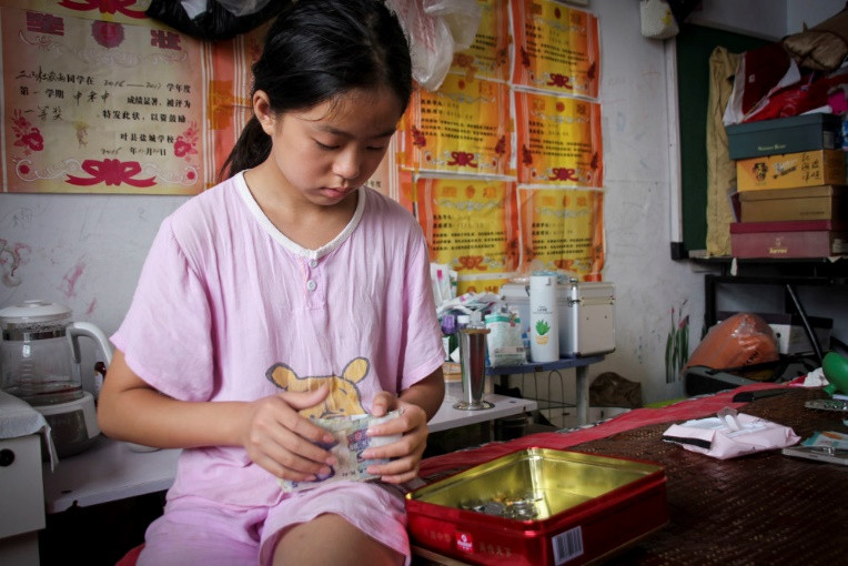 Cảm động bé gái 11 tuổi nhặt phế liệu gom tiền giành tặng bố mẹ lễ thất tịch đáng nhớ ảnh 7