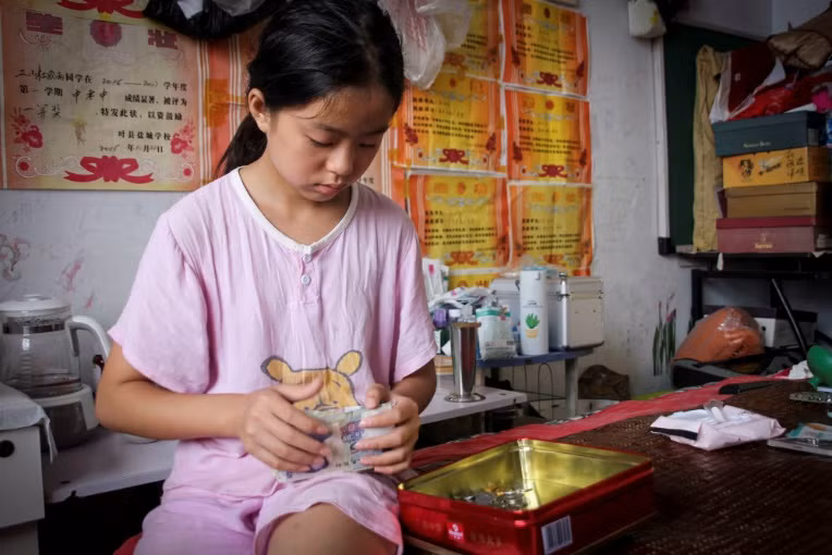 Cảm động bé gái 11 tuổi nhặt phế liệu gom tiền giành tặng bố mẹ lễ thất tịch đáng nhớ ảnh 7