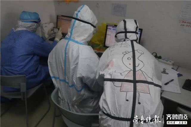 [Độc] Bí ẩn những hình vẽ đặc biệt trên quần áo bảo hộ của nhân viên y tế Vũ Hán ảnh 7