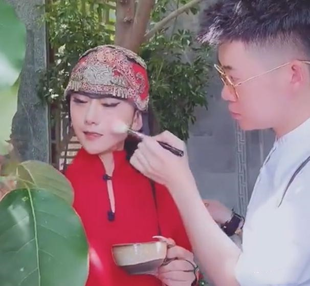 Bỏ ăn cơm 20 năm, minh tinh 61 tuổi khiến fan choáng váng khi trang điểm trông như gái 20 ảnh 1