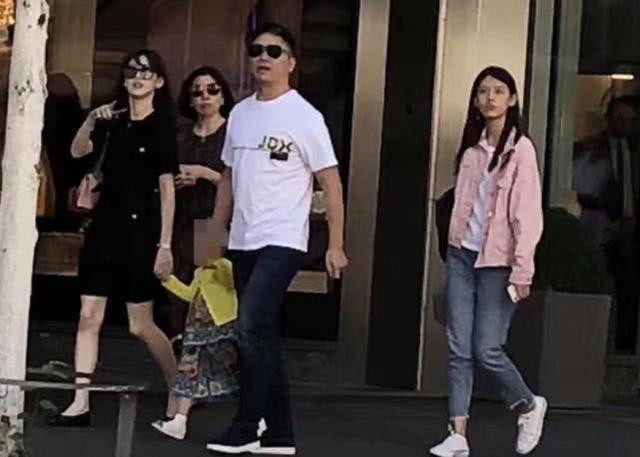 “Hotgirl trà sữa” ủng hộ 5 triệu khẩu trang và 50 máy thở cùng 600 vật tư y tế cho Anh ảnh 3