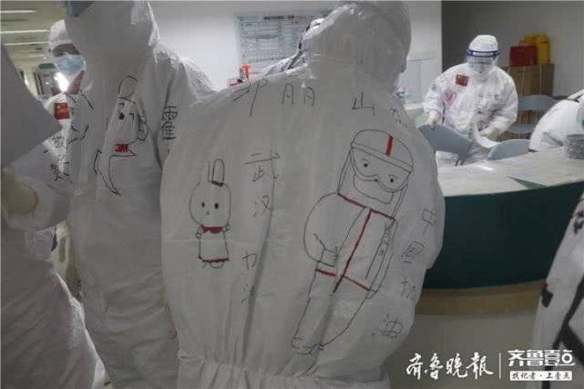 [Độc] Bí ẩn những hình vẽ đặc biệt trên quần áo bảo hộ của nhân viên y tế Vũ Hán ảnh 9