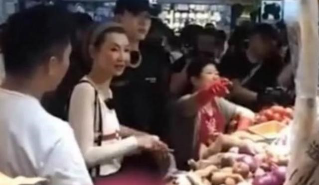 “Nữ thần” sắc đẹp U50: Gia sản tiền tỷ, 30 năm vẫn lái chiếc xe cũ và thích mua đồ vỉa hè ảnh 19