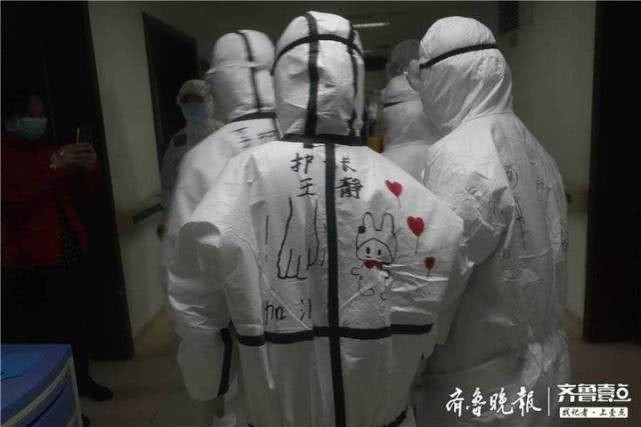 [Độc] Bí ẩn những hình vẽ đặc biệt trên quần áo bảo hộ của nhân viên y tế Vũ Hán ảnh 8