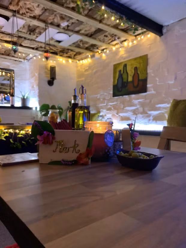 Cặp đôi tranh thủ thời gian cách ly, tự biến nhà xe thành một nhà hàng tuyệt đẹp ảnh 7