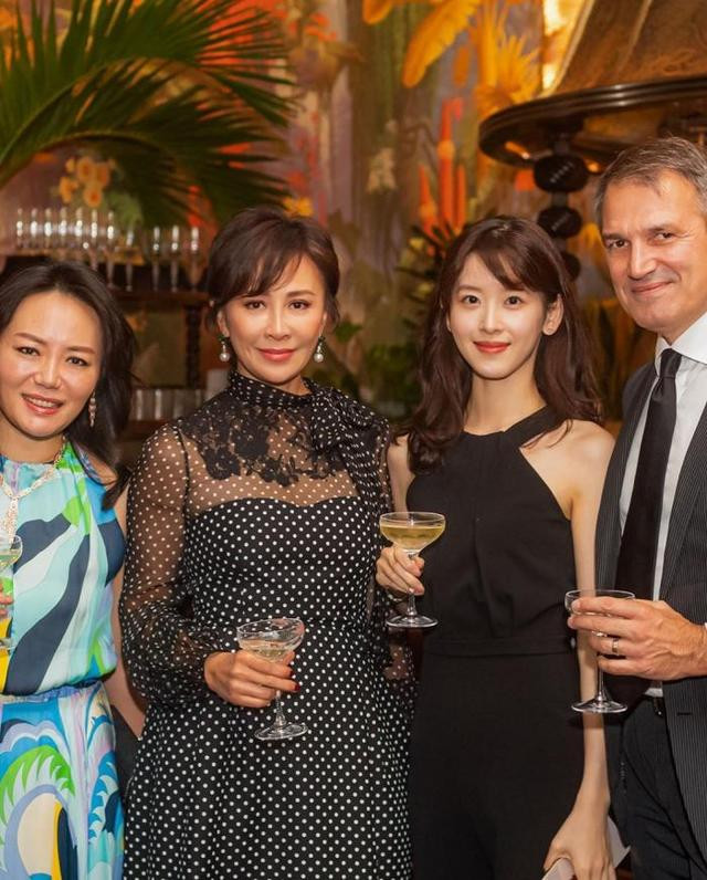 “Hotgirl trà sữa” ủng hộ 5 triệu khẩu trang và 50 máy thở cùng 600 vật tư y tế cho Anh ảnh 6