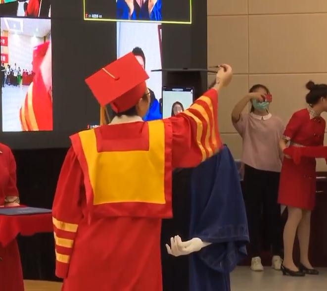 Gây tranh cãi: Trường trao bằng tốt nghiệp cho robot nhằm tránh tụ tập mùa COVID-19 ảnh 2