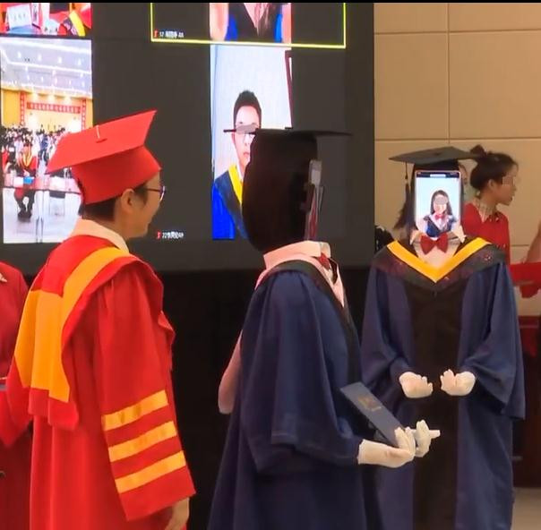 Gây tranh cãi: Trường trao bằng tốt nghiệp cho robot nhằm tránh tụ tập mùa COVID-19 ảnh 1