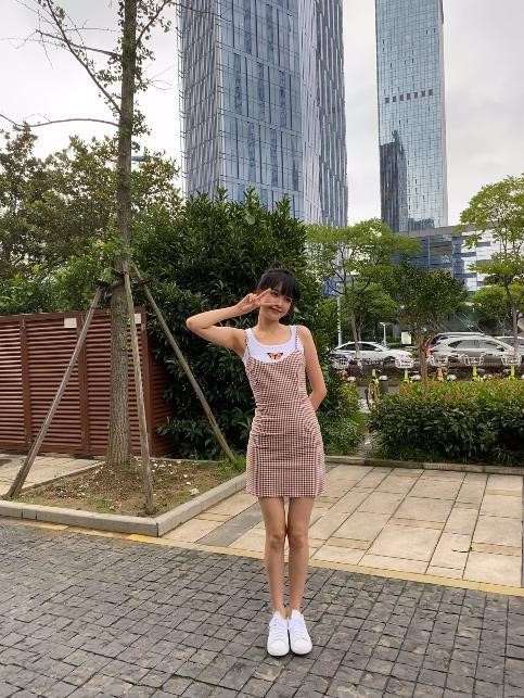 “Nữ thần ngôn tình” khiến fan ngỡ ngàng trước cách bọc nilon làm chân thon tay mảnh ảnh 8